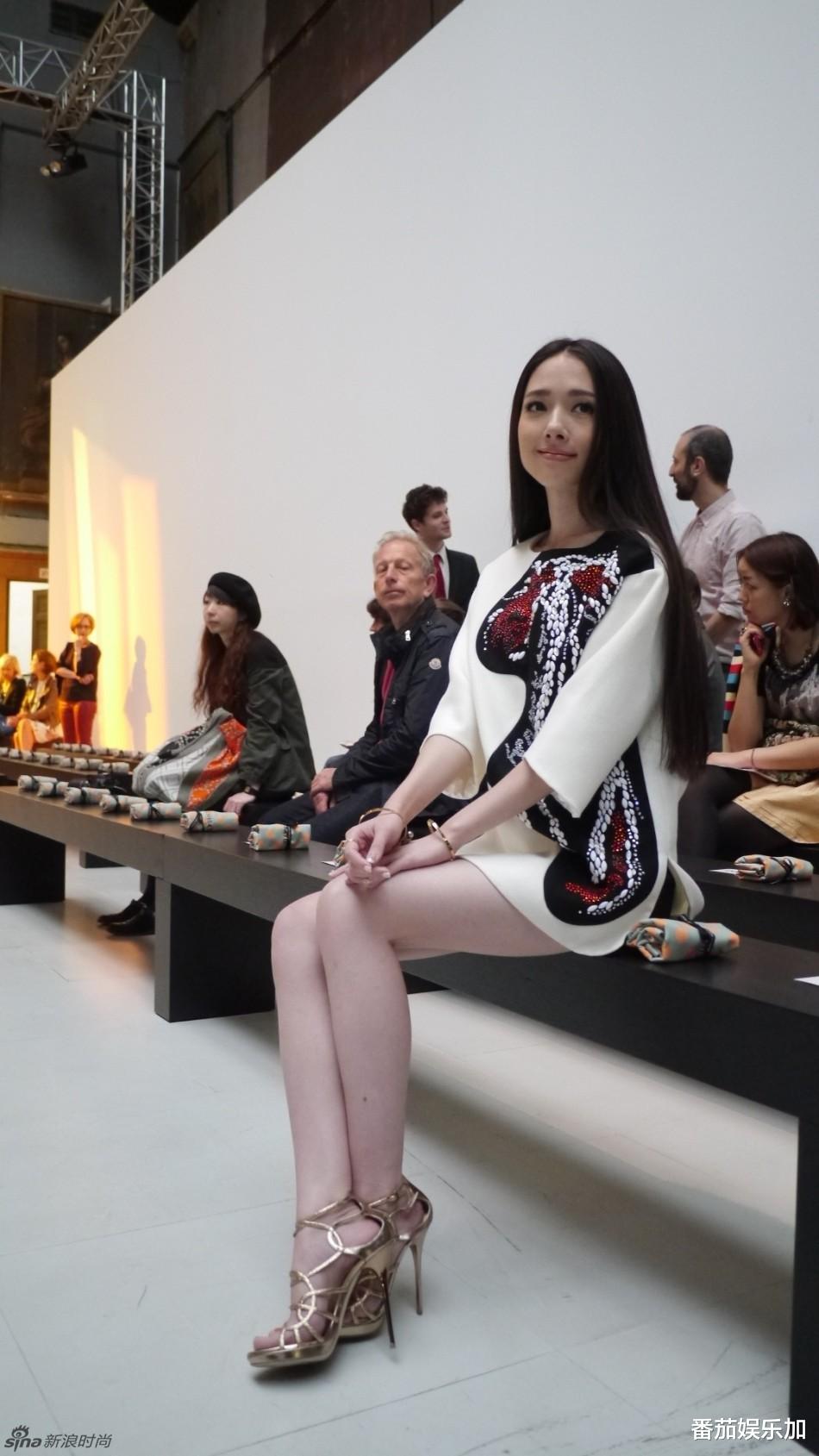 郭碧婷穿睡衣形似婆婆参加婚礼,向佐抱女一路护妻,网友疑怀孕