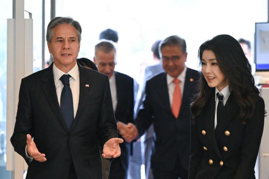 韩国夫人去参加APEC！一身裤装打扮干练，将会遇到小2岁纽森夫人