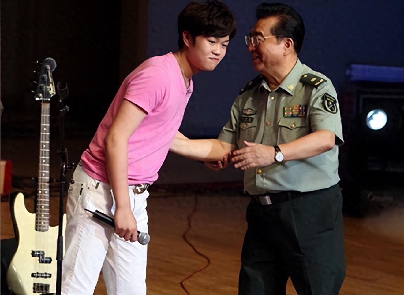 盘点4位应被开除军籍的4位明星,卖假酒、穿和服,真是一个比一个丢脸