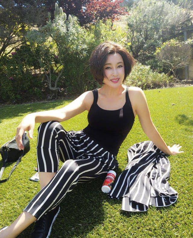 刘晓庆回老家选墓地！终于摘了假发不装嫩，直面衰老真的好美