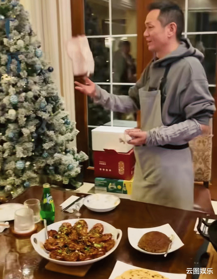 |52岁果靖霖做一桌菜庆新年,豪宅曝光很气派,丧妻多年单身无儿女