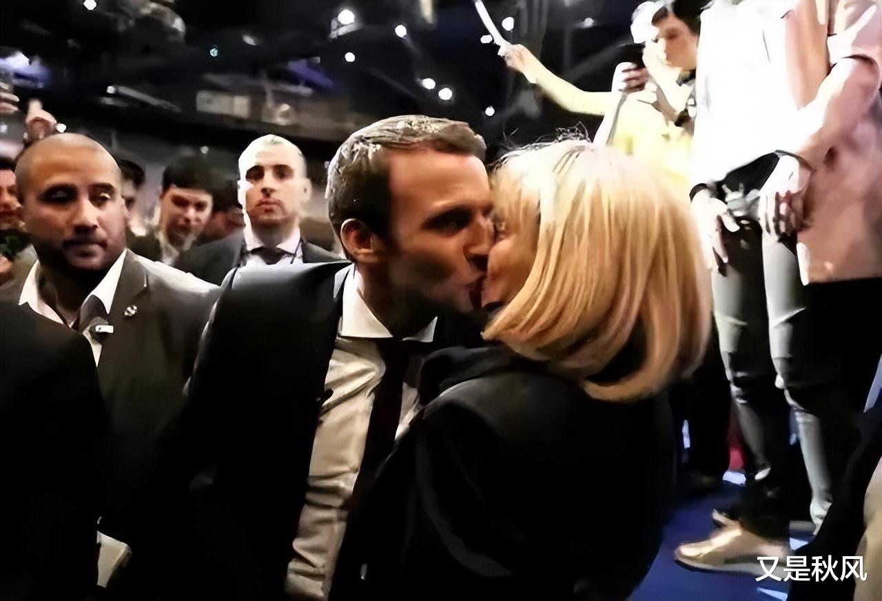 28年前,布丽吉特下课后亲吻了17岁的马克龙,扰乱了少年的芳心