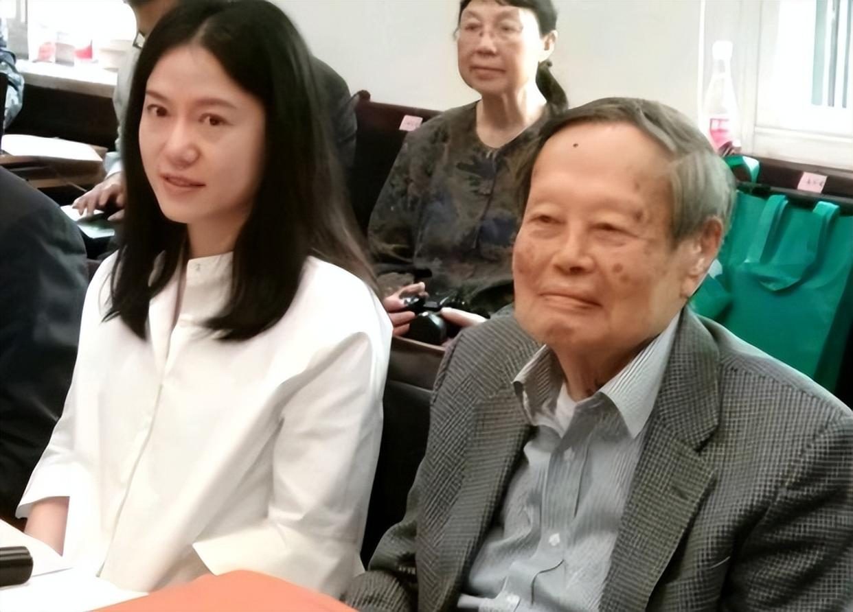 陈红|曝杨振宁近况!老年斑增多,翁帆陪在身边、去世素材已备好