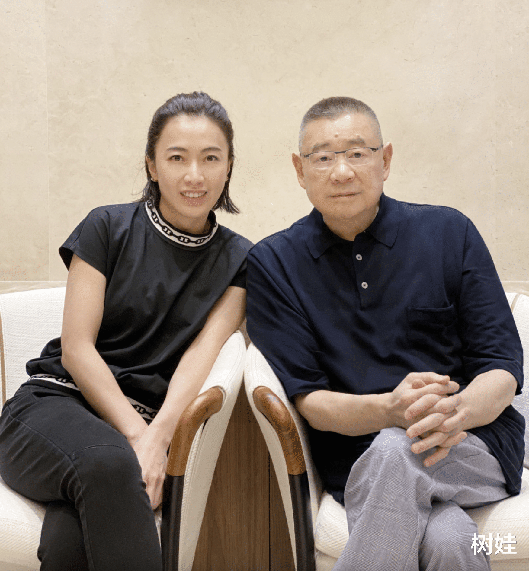 甘比再晒定制企鹅包包，受刘銮雄影响收藏包包无数，已成女收藏家