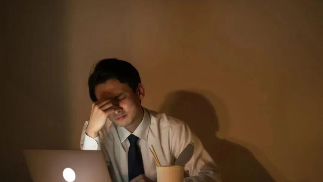 |那个天天在朋友圈晒加班的人，被老板炒了......