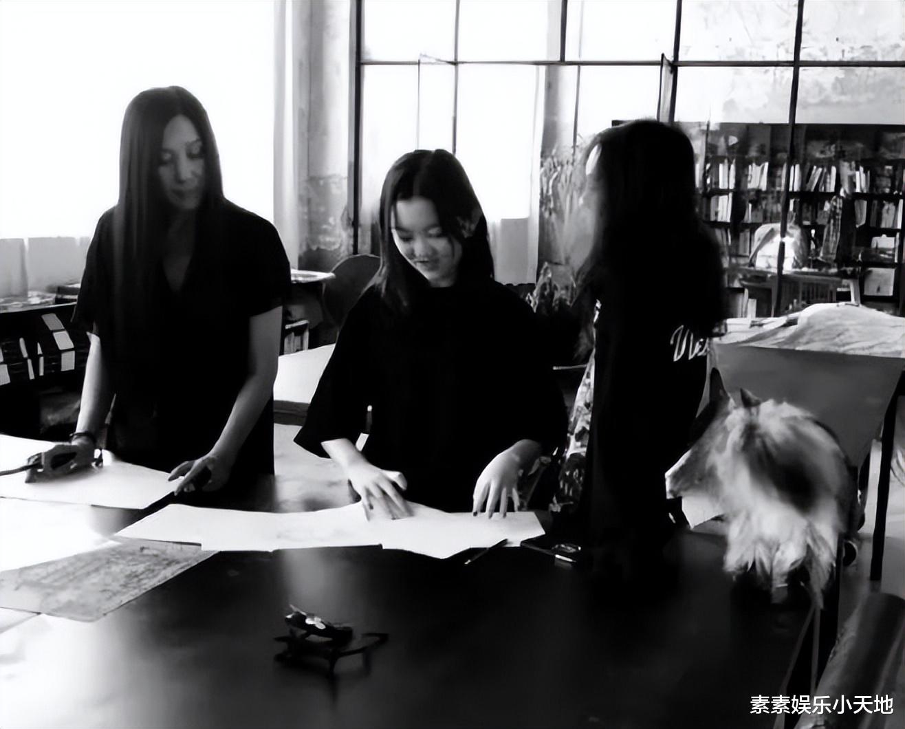 李嫣|李嫣分享学校宿舍内景:书桌放着卷筒纸和画笔,墙上贴着课表作品