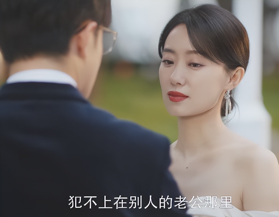 条件不符就别尬演“情妇”,36岁张嘉倪告诉你,啥是教科书式撩汉