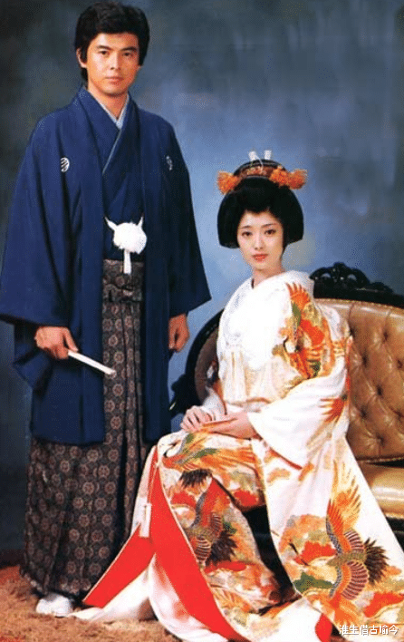 64岁山口百惠穿羽绒服身材臃肿,71岁三浦友和高大帅气,仍旧甜蜜