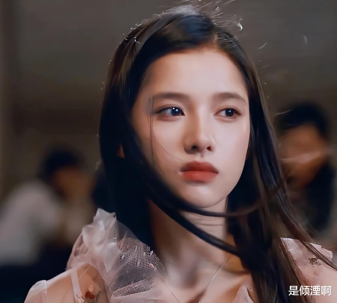 周也古风新造型好飒！战损侧颜被赞天选女将星，眼神杀令人惊艳！