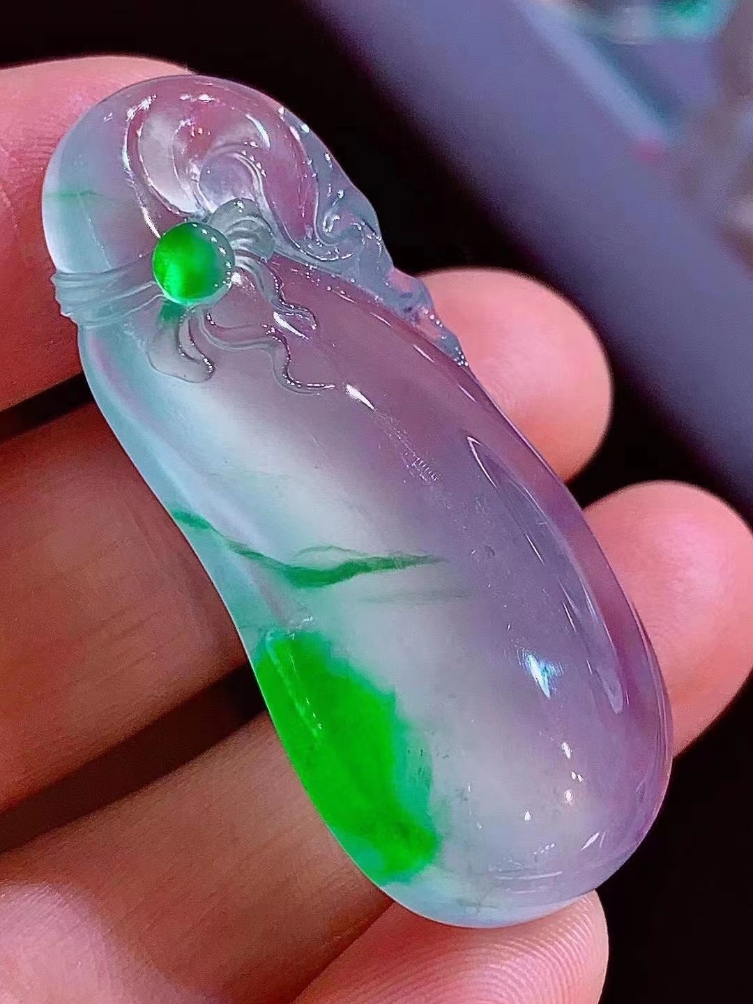 木那种春带彩翡翠的特色是什么？市场上有较高的价值吗？