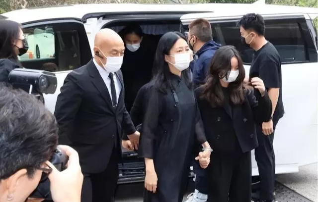 刘德华离别仪式:跨越火盆之后,与姐姐冰冷对视离开现场