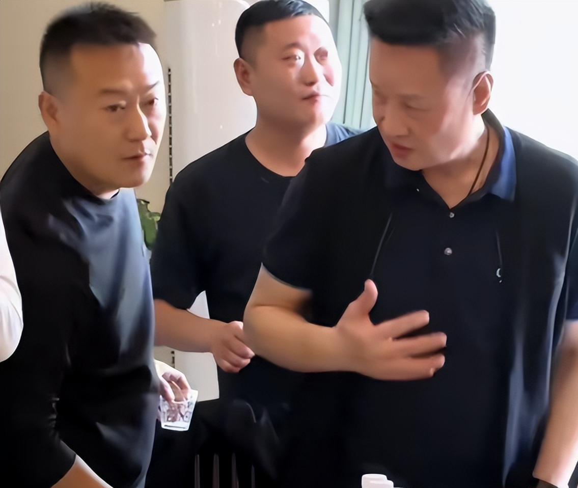 55岁解晓东近况流出,与阎维文朱时茂聚餐,喝12元饮料引热议