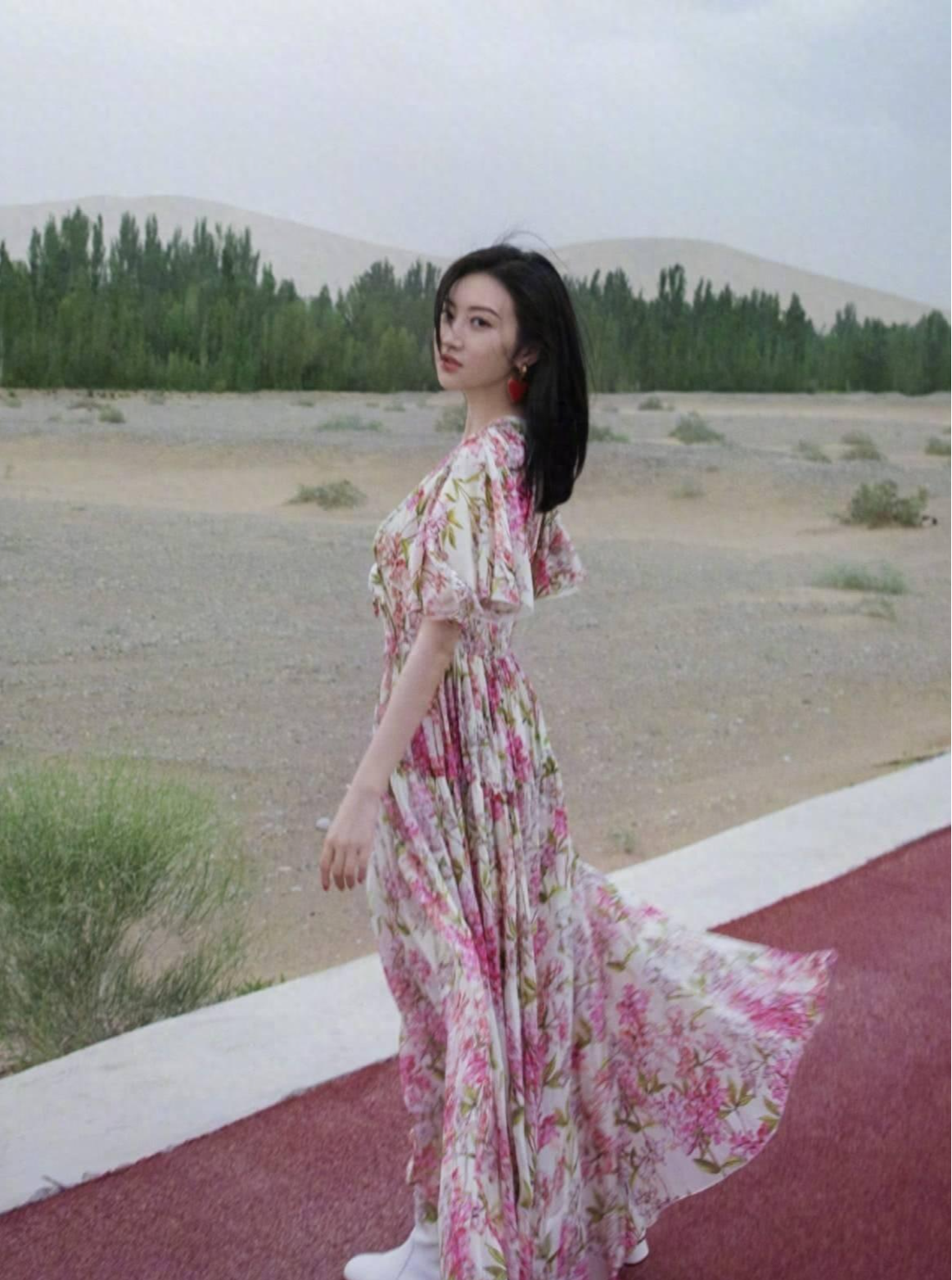 看了35岁景甜的穿搭,我发现:穿衣花哨、头发微卷,更优雅高级