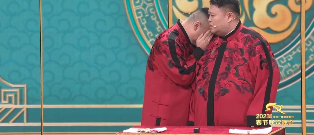 马兰花|春晚：岳云鹏包袱不够，变烧鸡魔术来凑！都不如张若昀现场吃鸡搞笑