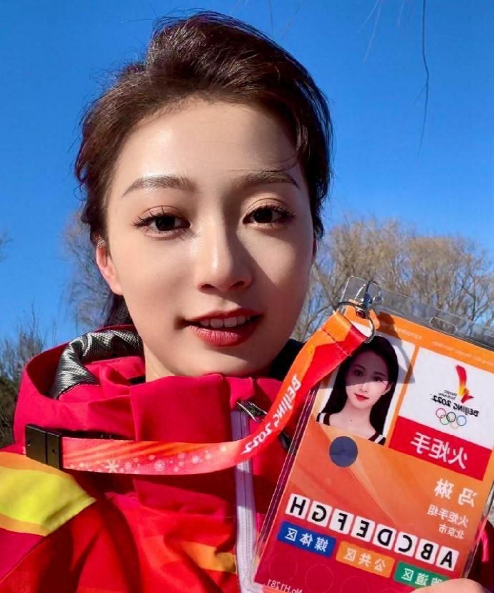 冯琳高颜值生活照,她有一张妩媚的脸,但内心是非常的理性与平和