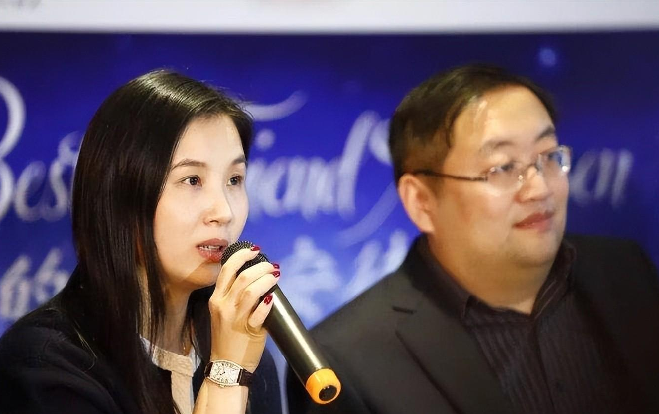 拥抱|与钟丽芳摸脸拥抱，网友：黄哥和异性之间的距离还是得有点分寸啊