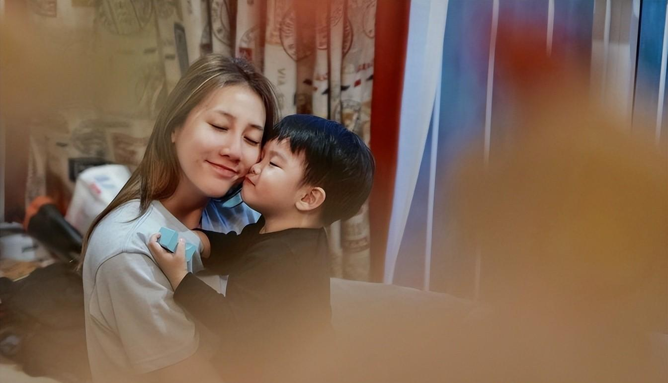 歌手弦子，音乐路坎坷，她已经结婚多年，儿子暖暖已经7岁啦！