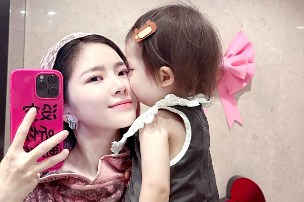 王灿晒母女照,孩子很可爱,两人经常互动