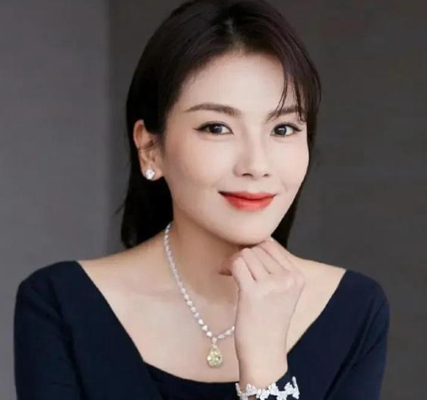 刘涛|刘涛从家中厨娘形象，成功转型为办公室女职员，大家喜欢吗