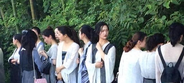 揭秘20万群演不为人知的一面：美女泛滥、懒汉遍地，裸替一天8000