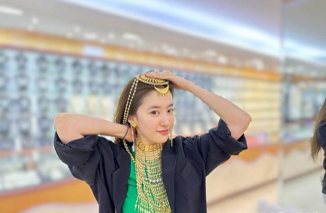 刘亦菲异域风旅游照惊艳曝光，如公主殿下般养眼