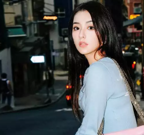 方媛|方媛发布街拍照:凸显气质,并透着几分妩媚