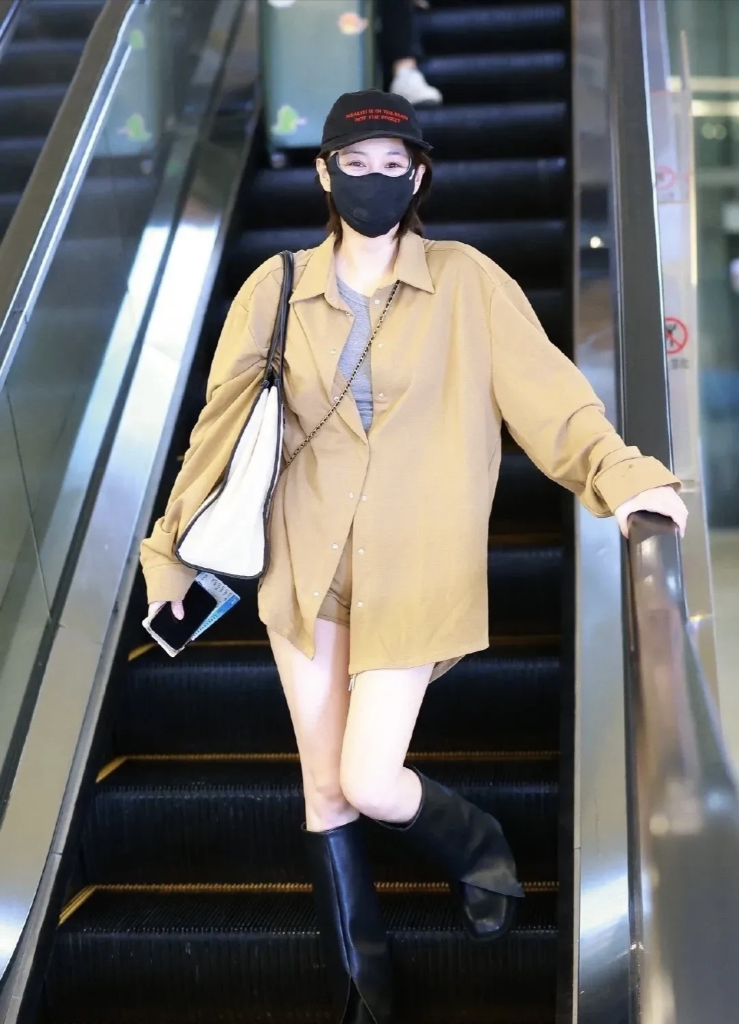 ?张馨予当妈了还玩下半身失踪,风格真大胆,大长腿白的晃眼