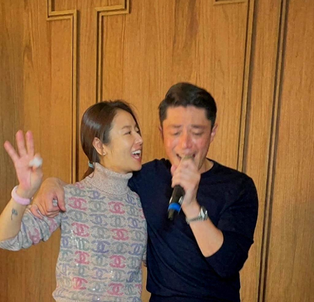 47岁林心如老到认不出,穿宽松T恤很显老,素颜出镜似寻常大婶