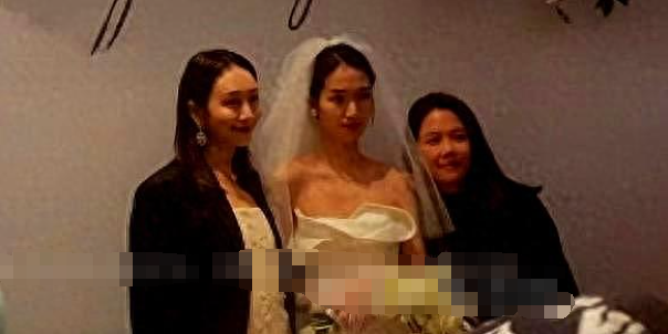 王鸥何九华恋情疑添锤,一同现身参加婚礼,女方的肚子凸被猜怀孕