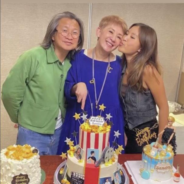 58岁吴君如晒全家福庆生，与陈可辛恩爱如初，女儿身材迷人随妈妈
