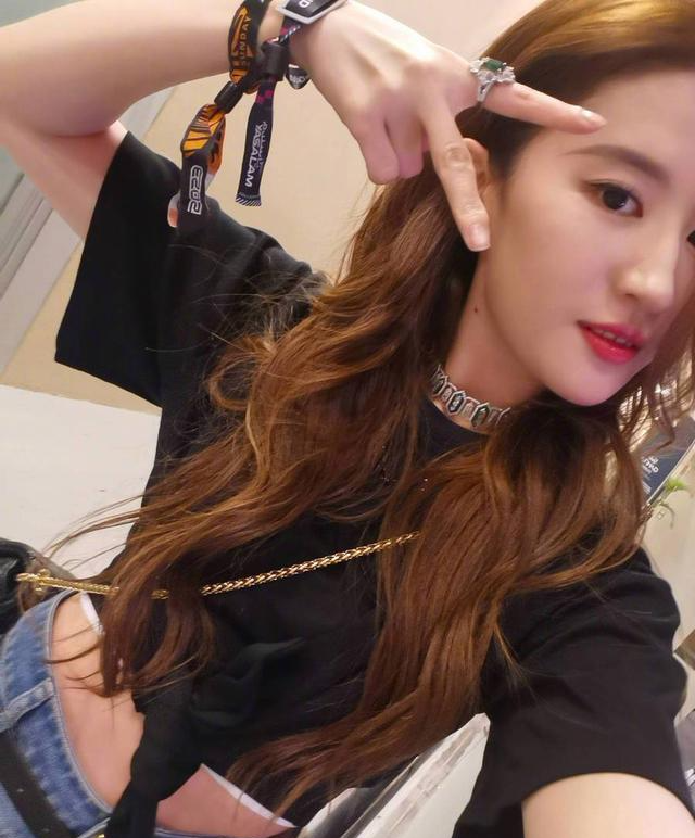 刘亦菲异域风旅游照惊艳曝光，如公主殿下般养眼