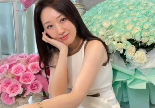 发型 52岁的杨钰莹仍然有少女气质，跟她清透的底妆，美丽的裙装搭配分不开