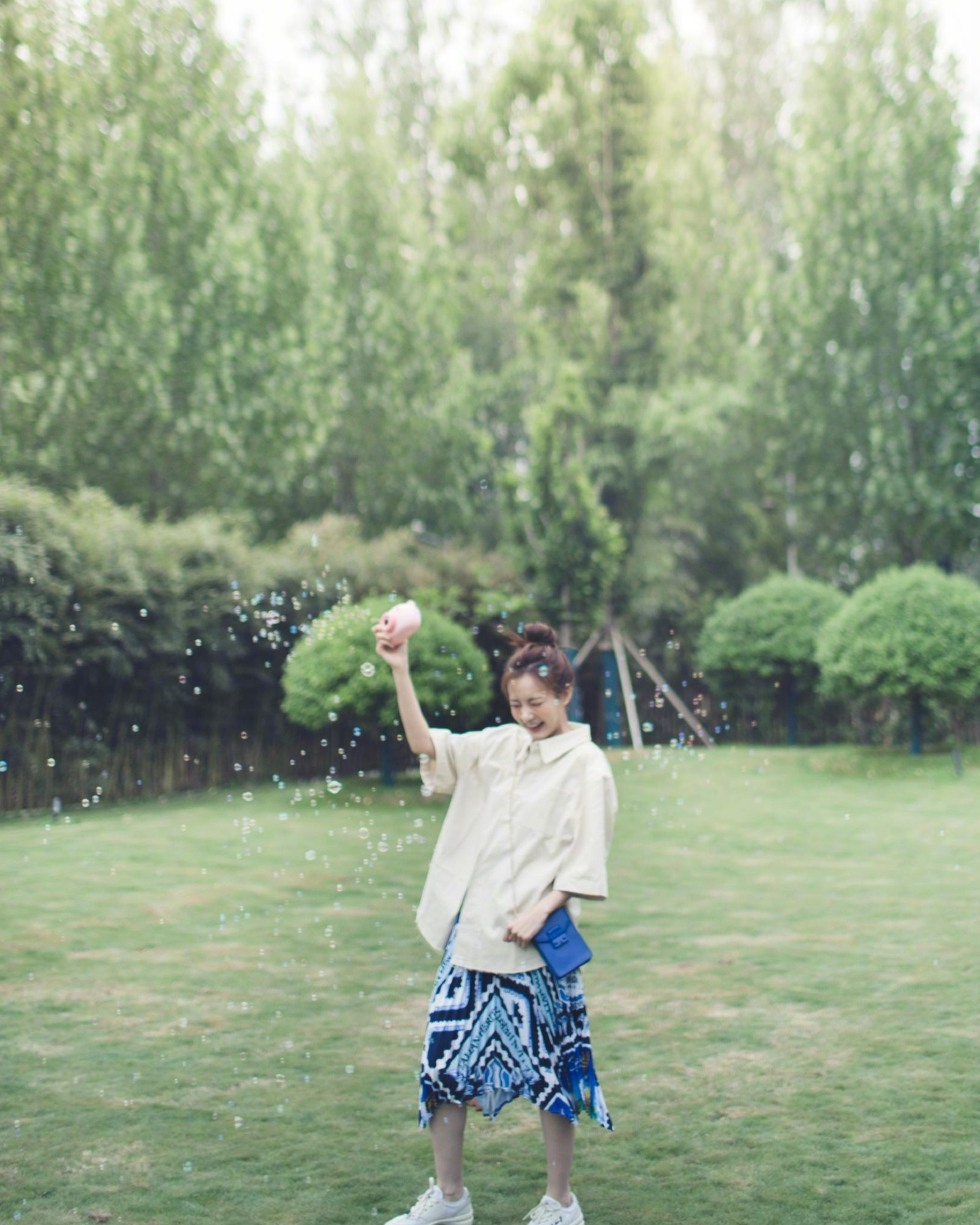 李一桐夏日新穿搭,美翻天了!她符合当下审美,身材脸蛋都没得说