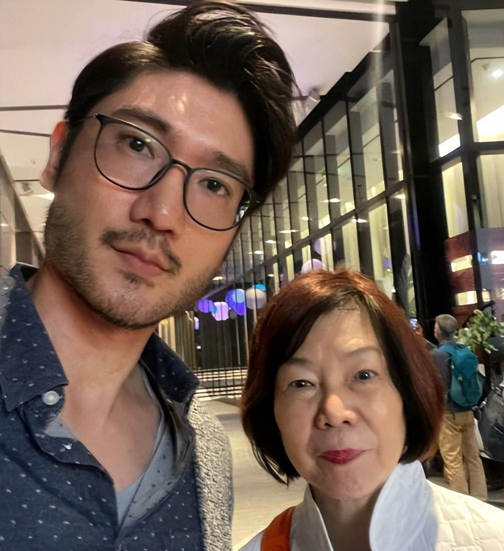 华晨宇|高以翔二哥母亲节晒与妈妈合照,面容慈祥略显苍老,大陆粉丝送鲜花
