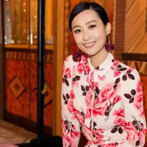 发型 陈法拉在国外怎么了,想秀身材却被网红鞋毁了,发型妆容更拖后腿