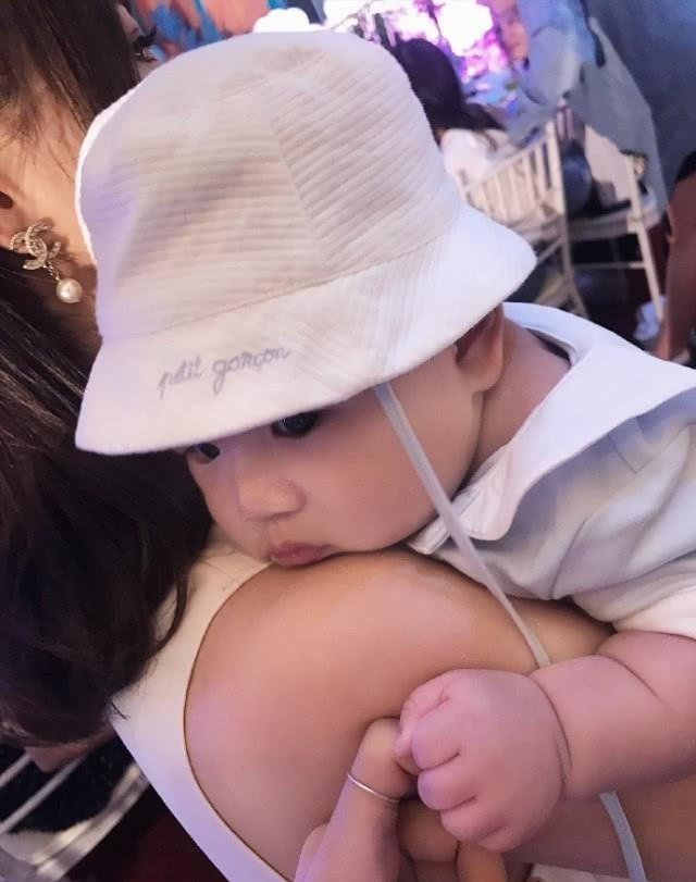 王思聪当爸啦?新女友曝光?脸部轮廓精致,一副迷人的小天使面容