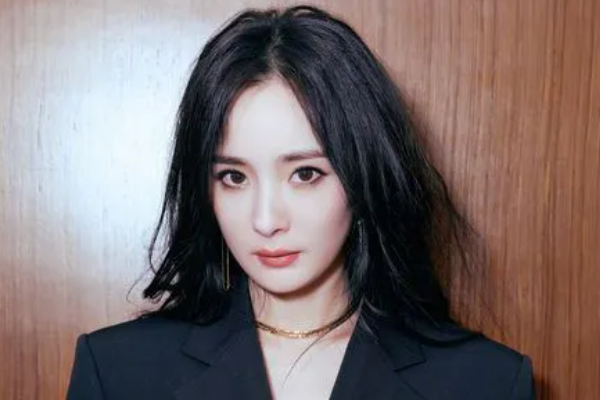 杨幂立新人设,疑似为了转型,但旧闻被扒出