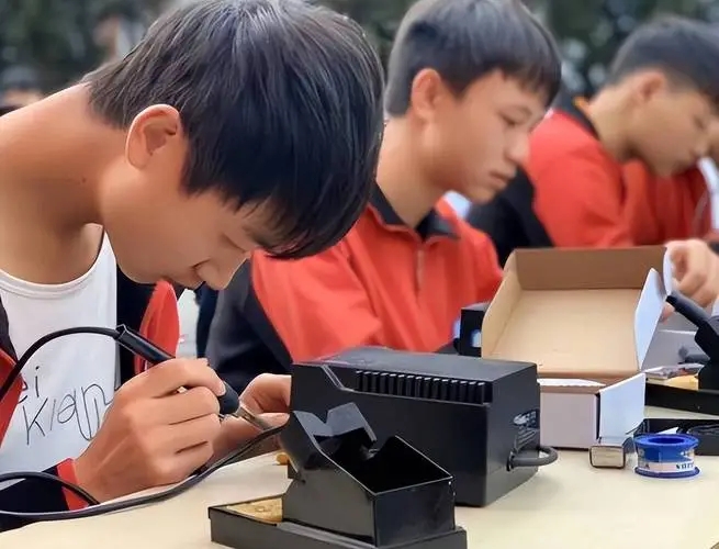 求职|职校毕业才发现,“趁着年轻学技术”学了个寂寞,应聘普工也被嫌