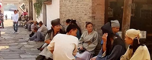 揭秘20万群演不为人知的一面：美女泛滥、懒汉遍地，裸替一天8000