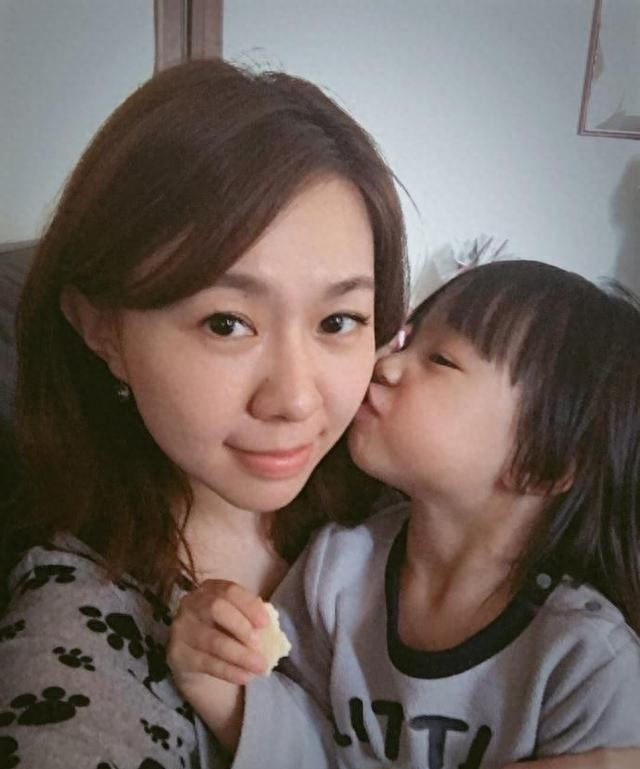 42岁卓依婷罕见露脸现身三亚，与她曾经的模样相比，简直判若两人