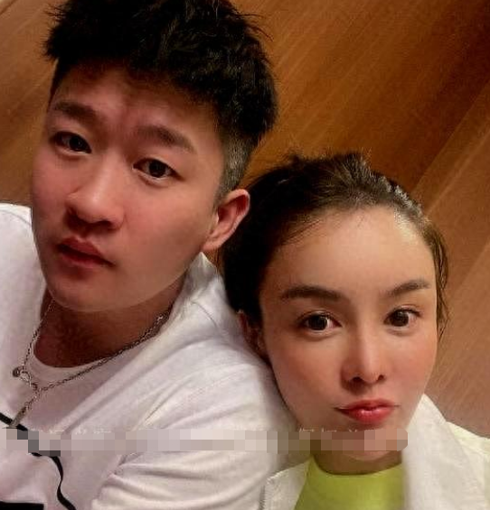 曹云金官宣恋情后,前妻唐菀晒照“比耶”,手上的婚戒成亮点