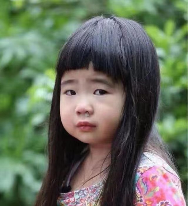 曹格|曹格晒12岁女儿近照,穿露脐装撞脸宋慧乔,曹格嘟嘴遭女儿嫌弃