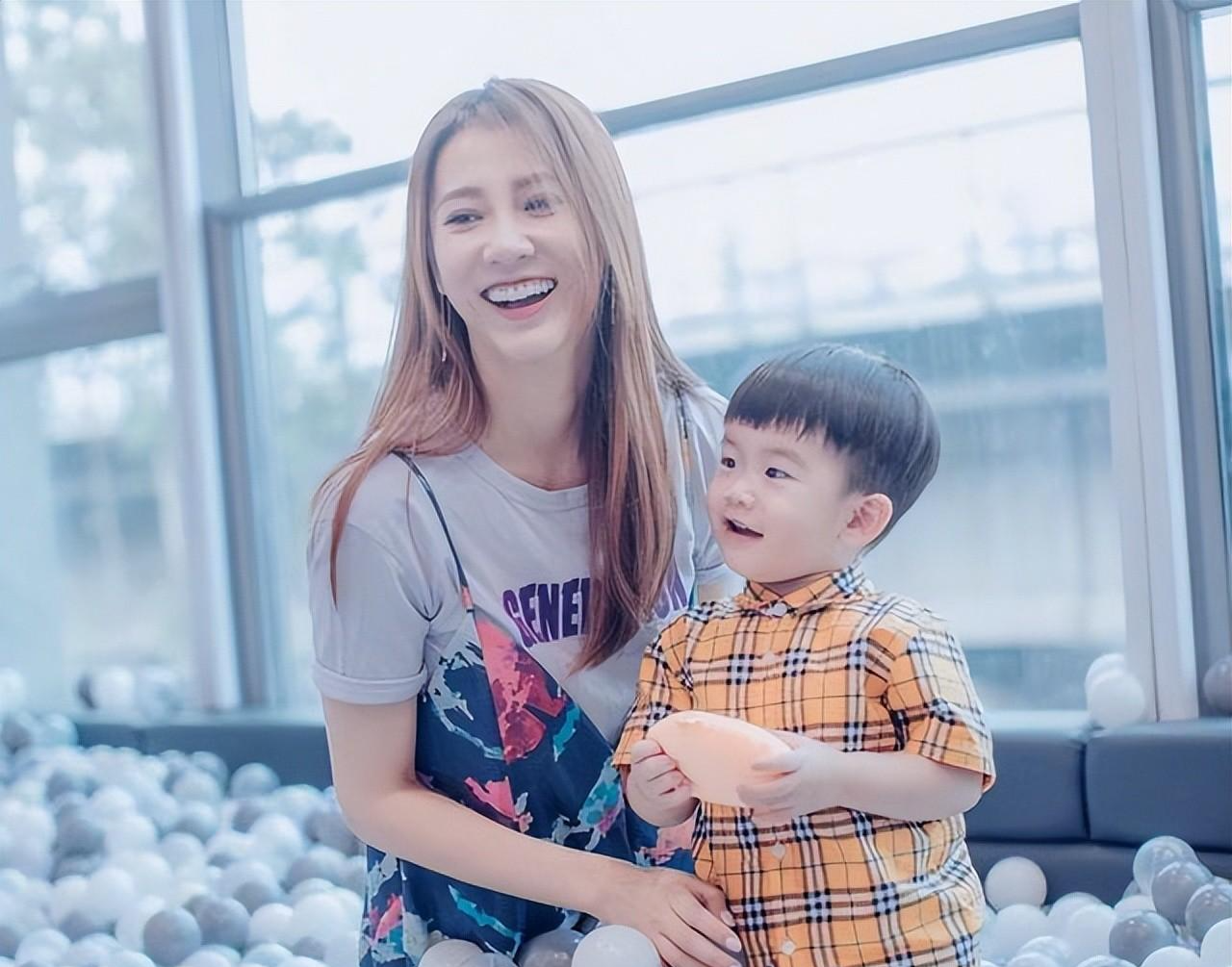 歌手弦子，音乐路坎坷，她已经结婚多年，儿子暖暖已经7岁啦！