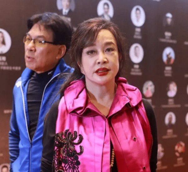 刘晓庆|面目呆板的刘晓庆,不加滤镜实在太吓人,与自然老的明星比起来差距太大