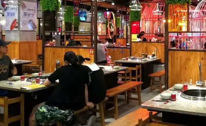 火锅|火锅店伤人事件：加汤不及时，女顾客讽刺，竟端起热水泼去
