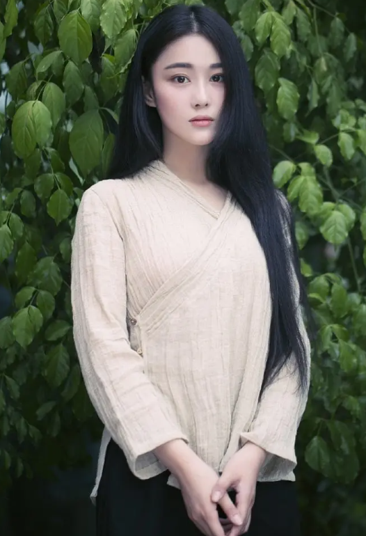 张馨予晒高定深v礼服,展现古典美的精髓,引发了对美的讨论