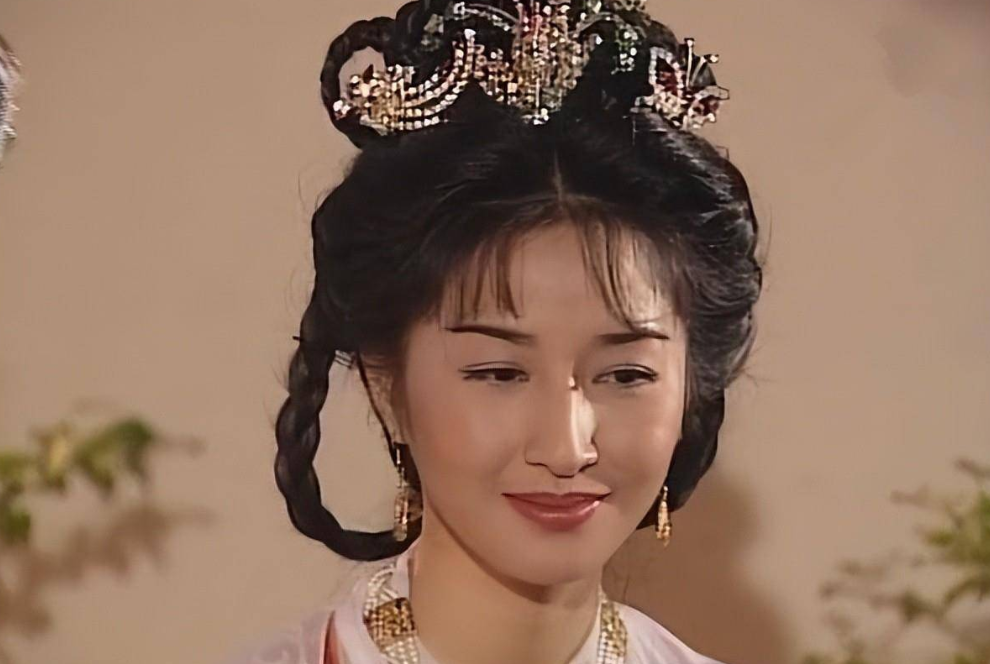 张家辉|张家辉在见识到女友的家庭情况后,愣在原地,心事重重