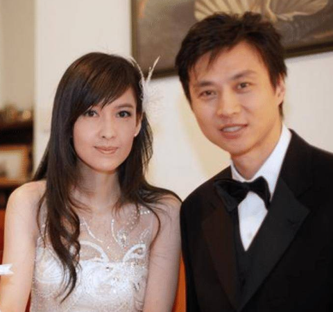 周慧敏|51岁的周慧敏晒出自己的照片,穿着复古工装裤,和丈夫甜蜜约会