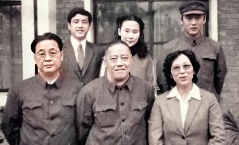 变形金刚7|1984年，一张罕见的李鹏全家福，自己的妻子朱琳与女儿李小琳，竟全出镜