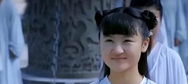 她6岁被成龙抱上春晚，后因“太丑”被嘲退圈，如今美到认不出